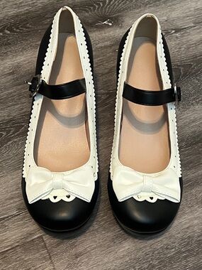 Black and White Mary Jane Flats with Bow Accent new without tags size 38